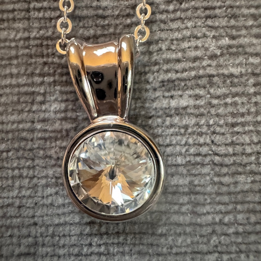 NEW Elegant Gold & Silver Pendant Necklaces.  16 in each w extensions. BEAUTIFUL - Picture 2 of 5